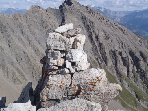 Aiguille de la Nova 043e.jpg - Cairn au sommet